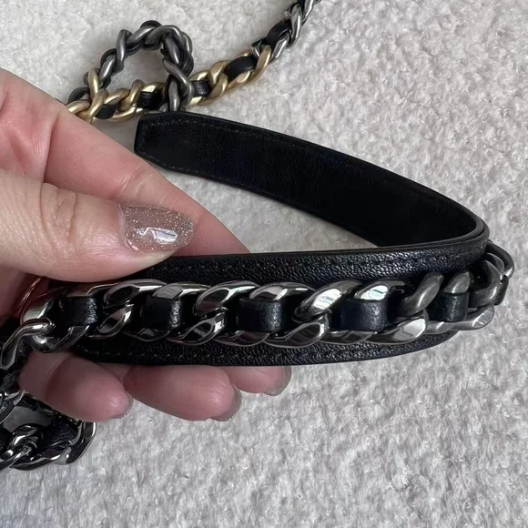 SOLD✅CHANEL Black and Gold Mini Quilted Bag - Picture 4 of 8